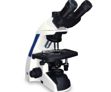 MICROSCOPIO TRIOCULAR BIOLÓGICO PLAN ACROMÁTICA AL INFINITO.