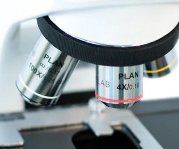 Objetivos plan-acromáticos con corrección al infinito de 100X Retráctil. Modelo. VE-29
