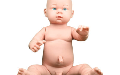Bebé masculino para entrenamiento con cordón umbilical